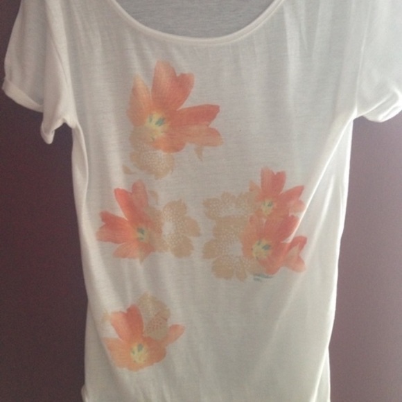 White floral scoop neck tee American eagle