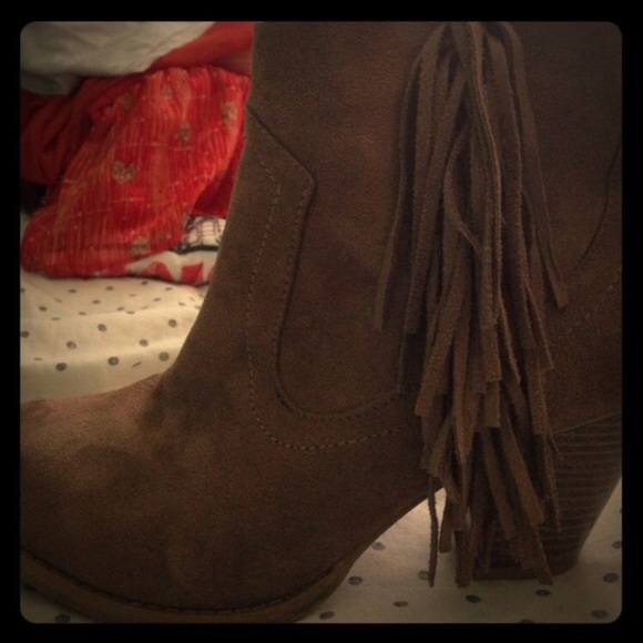 Fringe boots 😊