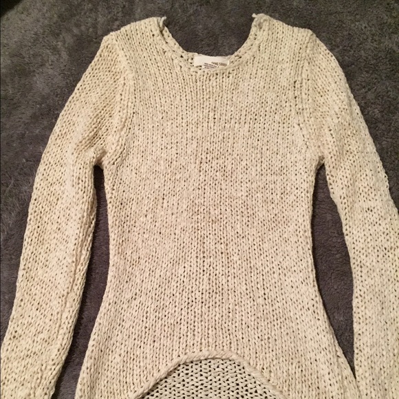 🌺 Cute ALERT🙌💜 Cream crochet Mesh sweater!