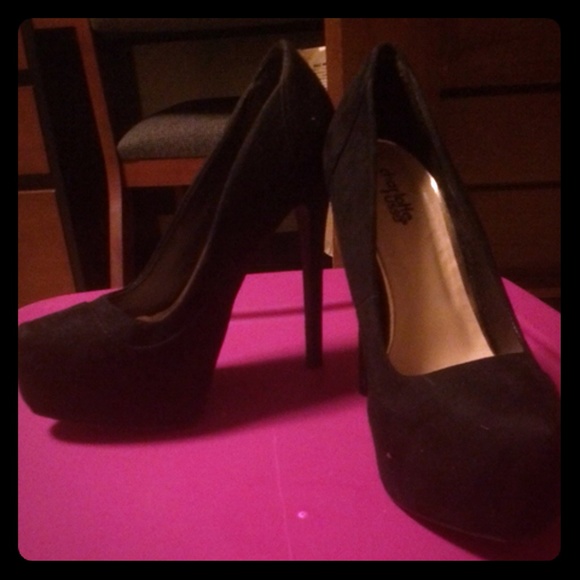 Black high heel pumps