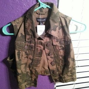 Sleeveless camouflage jacket