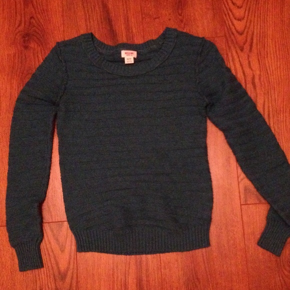 Long sleeved knit.