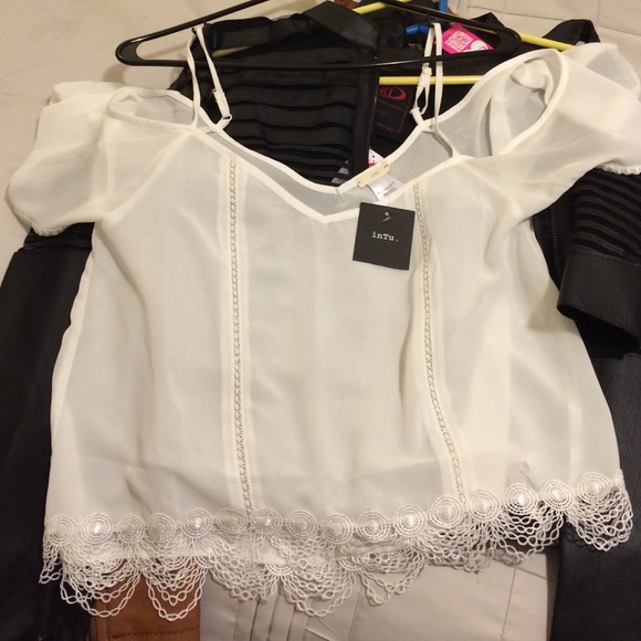 INTU MEDIUM WHITE OFF THE SHOULDER TOP