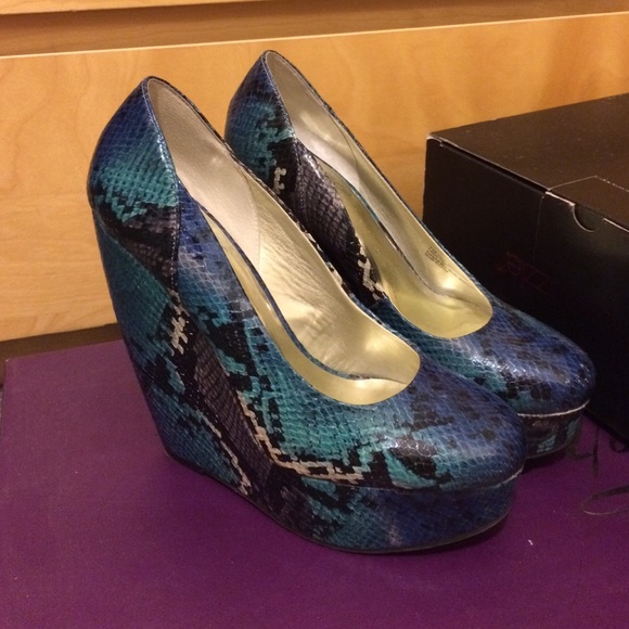 CARLOS SIZE 7 BLUE SNAKESKIN WEDGES
