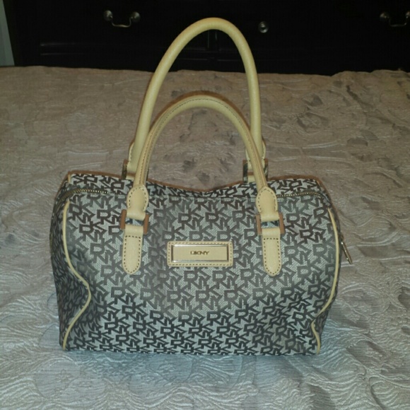 DKNY Handbags - *MOVING SALE-ACCEPTING OFFERS * Purse *PRICE FIRM*