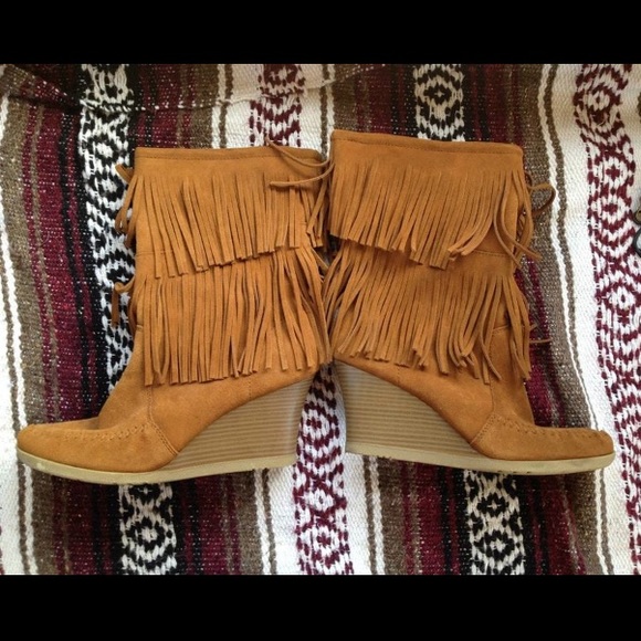 Minnetonka fringe wedge boots