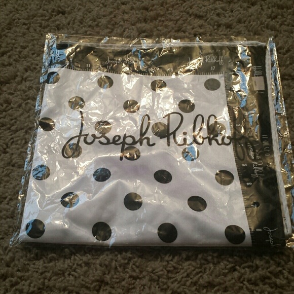 Joseph Ribkoff  100 % silk scarf