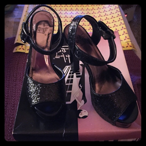 ♦️Black Rock Glitter 4" thick Heels- 1" Platform♦️ - Picture 1 of 4