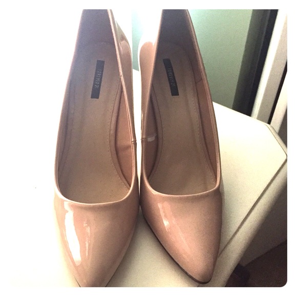 Nude pumps