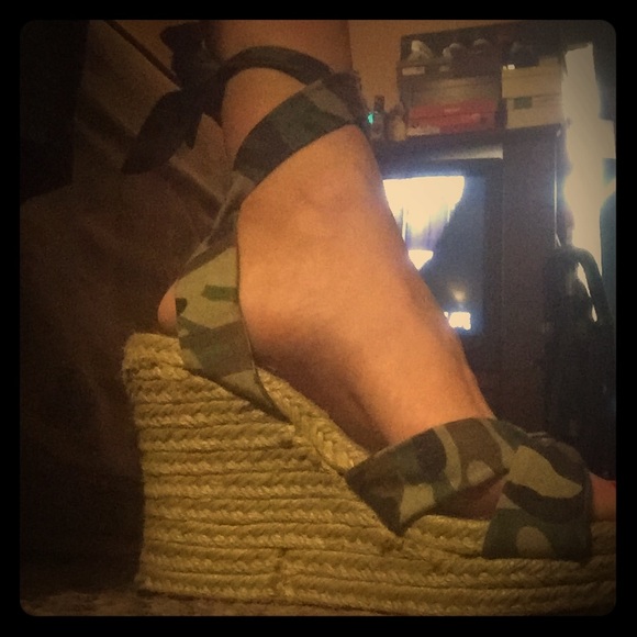 ♦️SOLD♦️ 3" Wedge Shoe/Camo Straps wrap up ankle - Picture 1 of 4