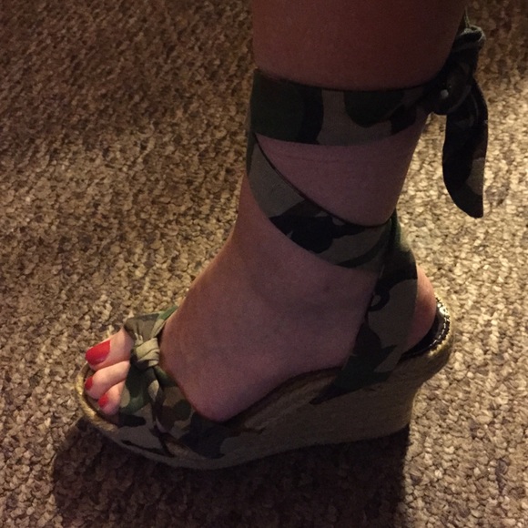 ♦️SOLD♦️ 3" Wedge Shoe/Camo Straps wrap up ankle - Picture 2 of 4