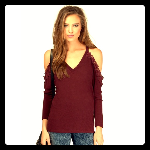 Shoulder cut out Tobi sweater 🌷