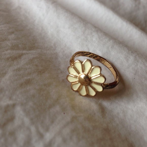 ⛔️⛔️️SOLD ON Ⓜ️ercari⛔️⛔️Pretty Hippy Daisy Ring