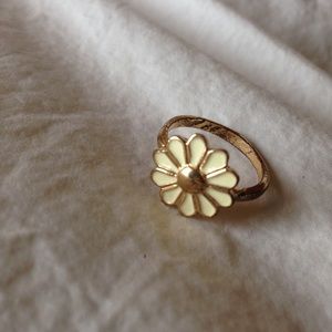 ⛔️⛔️️SOLD ON Ⓜ️ercari⛔️⛔️Pretty Hippy Daisy Ring