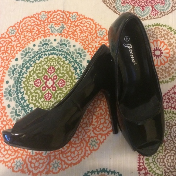 Cute black pumps. Wore them once to homecoming.