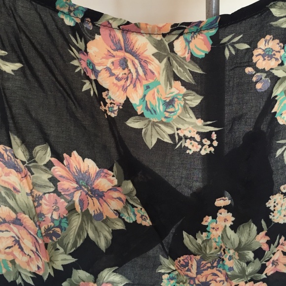 Brandy Melville tie top - Picture 3 of 3