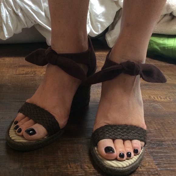 Brown canvas wedges