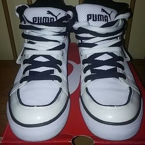 Womans size 8 puma sneakers