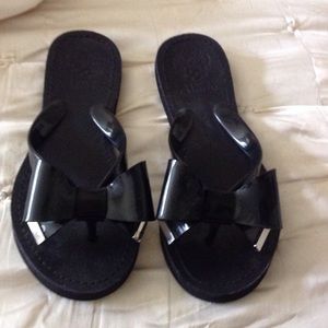 Vince Camuto flip flops