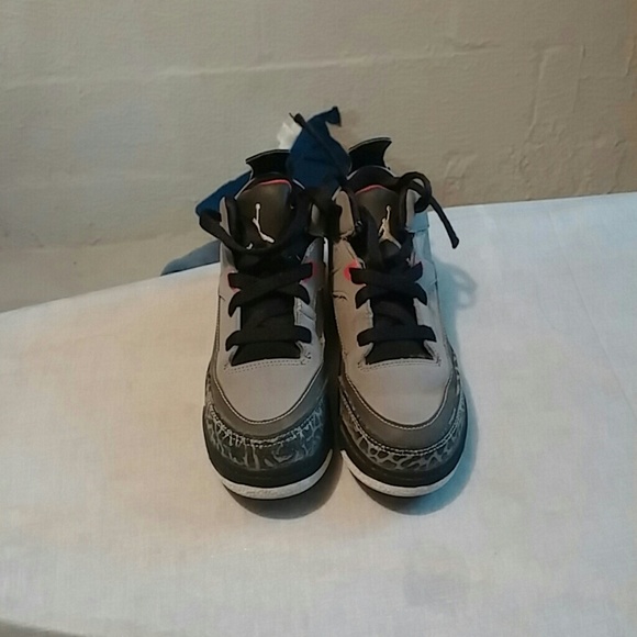 Kids tennis shoes