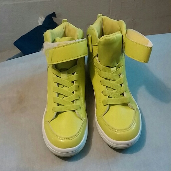 Kids tennis shoes