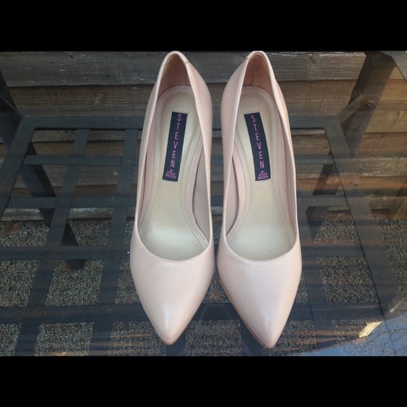 Steve by Steve Madden pump in nude color.