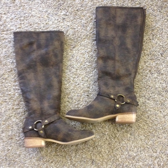 Brown boots with buckle detail