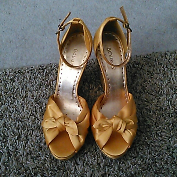 BCBG Wedge heels