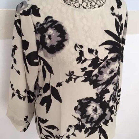 NWOT Floral flowy blouse - Picture 2 of 3