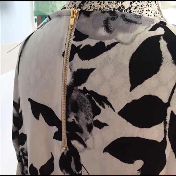 NWOT Floral flowy blouse - Picture 3 of 3