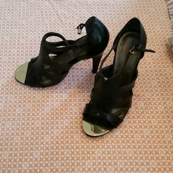 ☆ SALE☆Black and Gold Tahari sandals - Picture 2 of 2
