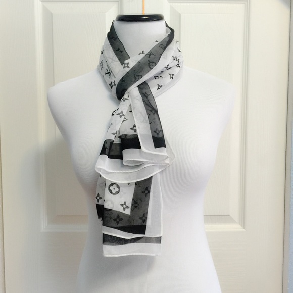 Cute black and white scarf