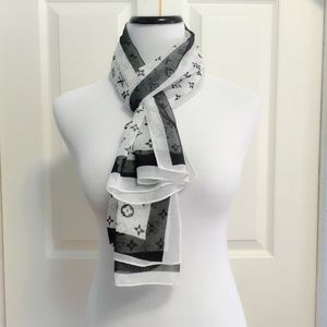 Cute black and white scarf