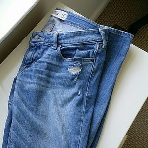 slighty destroyed light wash low rise skinny jeans