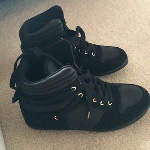 Black wedge sneakers