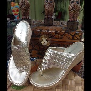 🌼Andre Assous Metallic Gold Sandals Size 7🌼
