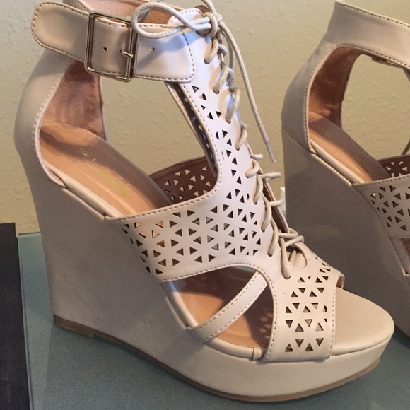 ✨SOLD IN BUNDLE✨Nude lace up wedges - Picture 2 of 4