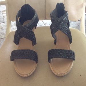 black wedges