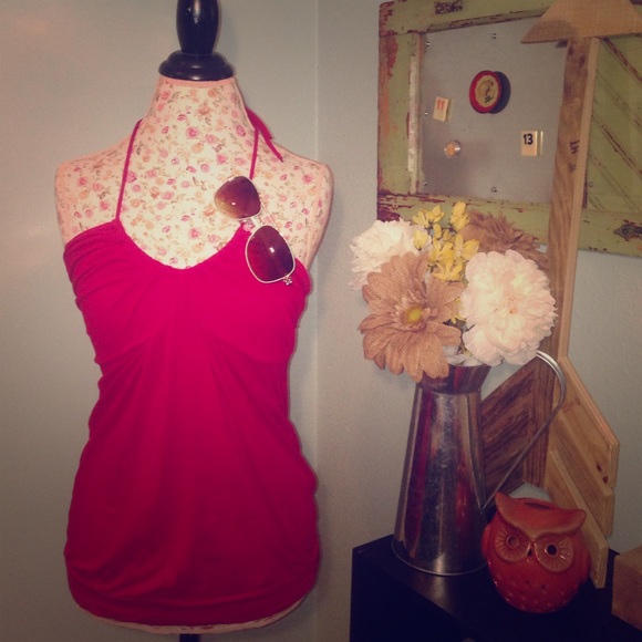 🆕💋VS hot pink halter top!