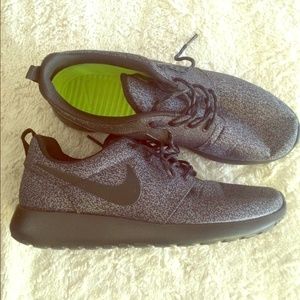 Nike Roshe size womrns 9.5
