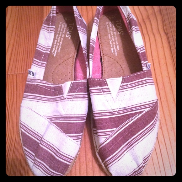 TOMS- red and white
