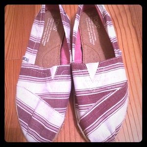TOMS- red and white