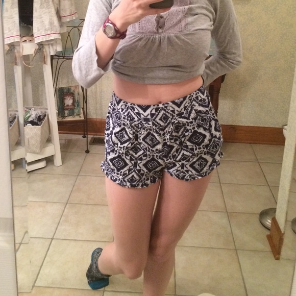Charlotte Russe tribal shorts size small - Picture 2 of 4