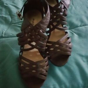 Never worn Brown strappy heel (sandles)
