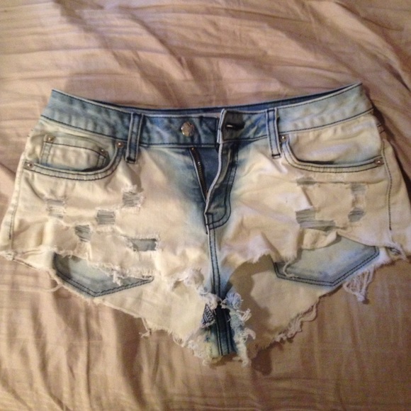 Destroyed denim short shorts