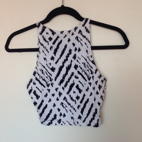 🚫SOLD🚫Black and White Print Crop Top - Picture 2 of 3