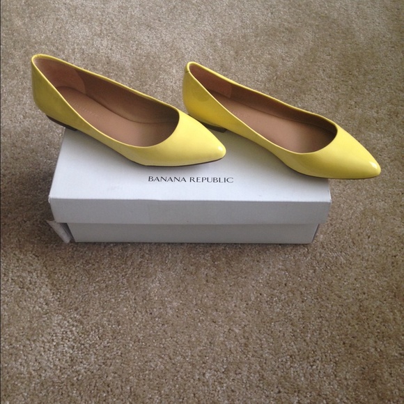 Banana Republic Patent material Flats