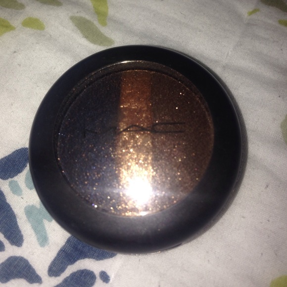 MAC eyeshadow in Inter-View
