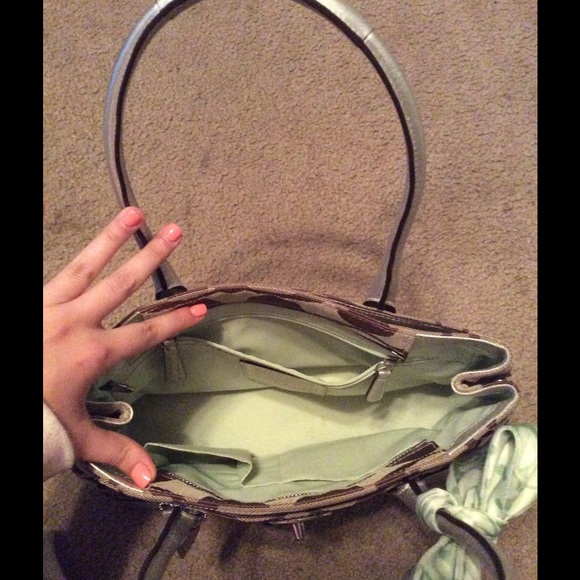 Coach bag with green bow - Picture 3 of 4