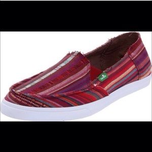 Tribal magenta sanuks with white bottom.
